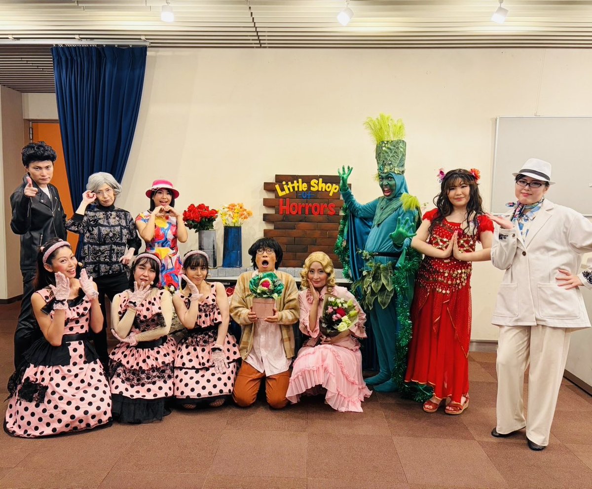asterism1008's tweet photo. こちらはロビー前での集合写真です。フォトスポットに初挑戦いたしました！頑張って作ったレンガの壁も、こう見ると小さいですね…私に車があればもっと大きくできるのに😢花は舞台で使用したものです。挨拶の間にせっせと運んでおりました😊みんな楽しく写真を撮っていただきありがとうございました♪ https://t.co/l1Px5pOsWj