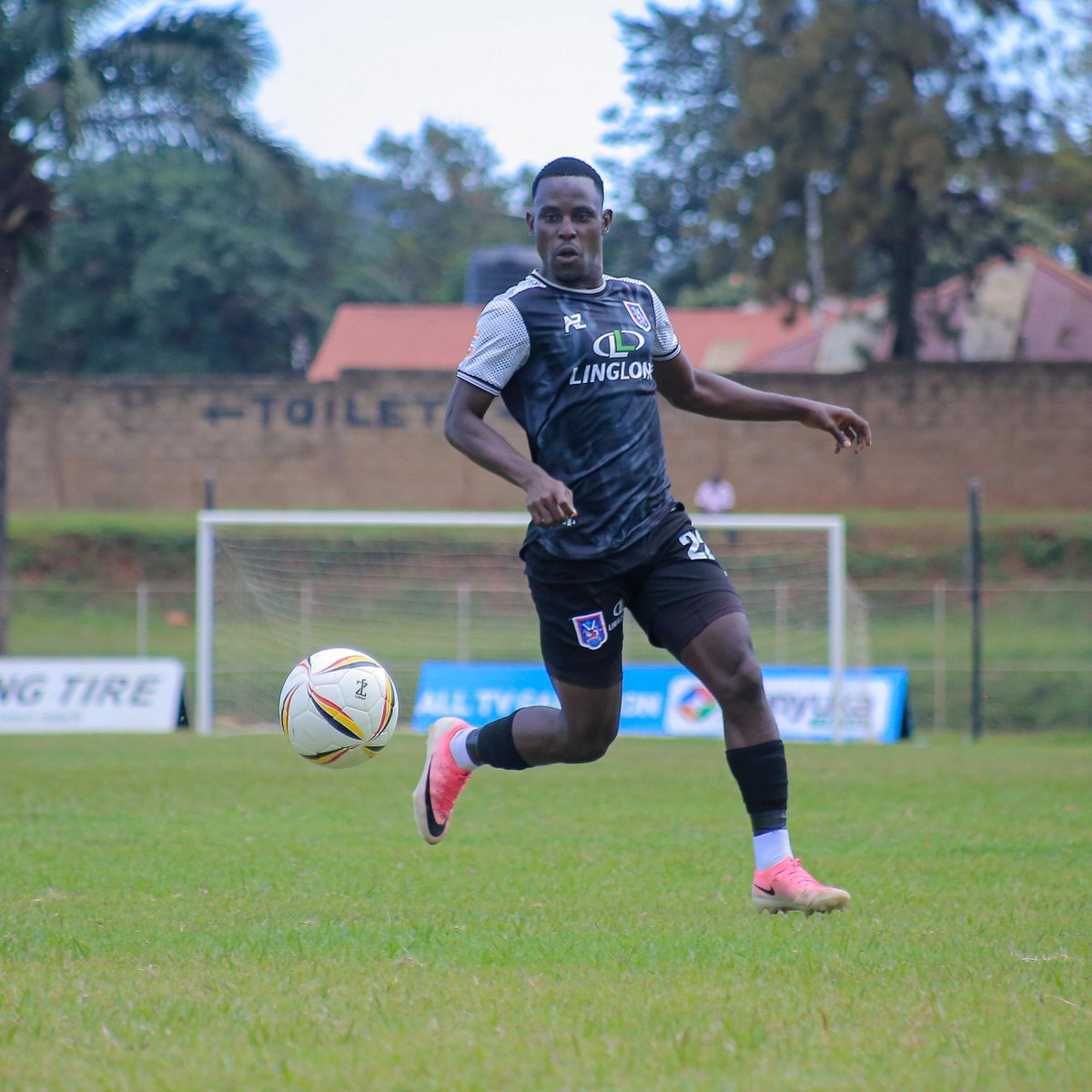 SCVillaJogoo's tweet photo. (2-0)
50' @AslamSsema22
serving touch in the center of the park!
#SCVKIG || @UPL
#TheJogoos🔵 https://t.co/BAN9wd44QM
