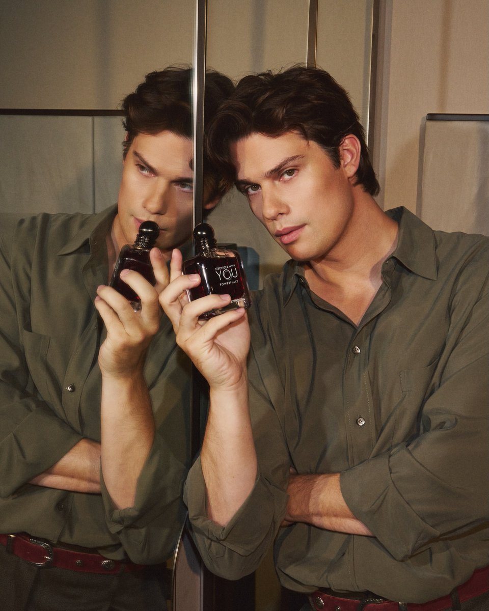 GalitzineHQ's tweet photo. All eyes on Nicholas Galitzine in Venice. Emporio Armani Global Fragrance Ambassador owns the moment with STRONGER WITH YOU POWERFULLY. 

Via: Armani Beauty photography by dennisleupold https://t.co/9749W1ViCy