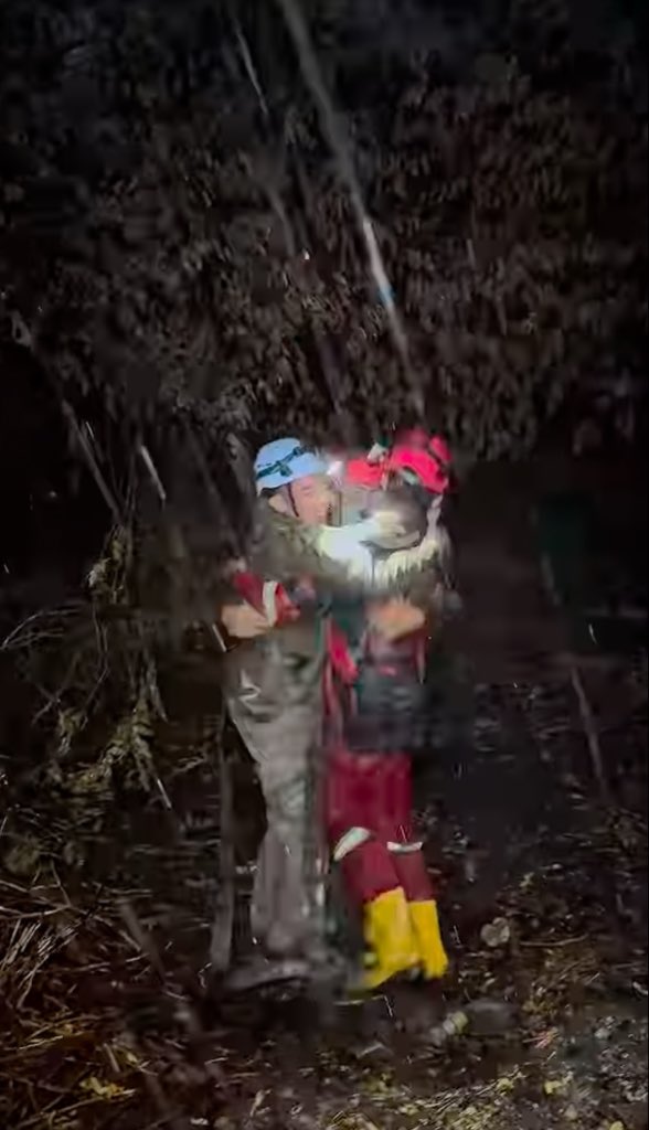 WeatherMonitors's tweet photo. This evening, after 67 days of relentless heat and smoke, rain finally arrived in the Kalimantan area of Indonesia.

Firefighters and volunteers knelt in gratitude as the rain poured down. For the first time in weeks, they could finally go home early.(15, 09, 2026)

📸 Rumah Zakat.