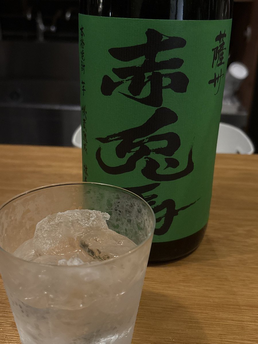 crecsent's tweet photo. 近所のスーパーで見かけたので
宮崎に魂を売ったわけではないけど、よくいくバーとかでも飲んでるやつじゃん？ってノリで買った
あと昨日飲んだ珍しめの焼酎たち　赤兎馬に緑があるとは…(めちゃ濃い抹茶の味がした) https://t.co/sLi3TpCwKX