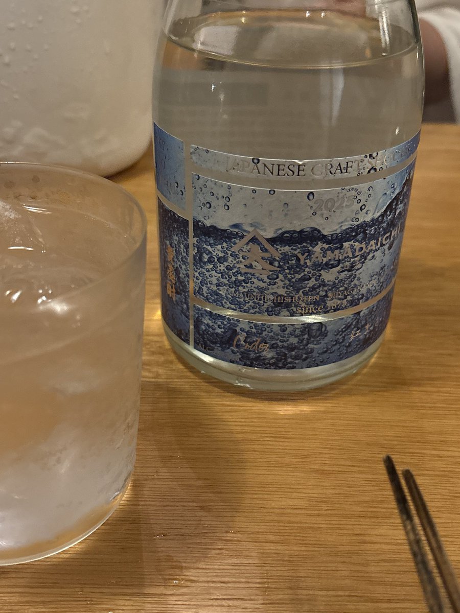 crecsent's tweet photo. 近所のスーパーで見かけたので
宮崎に魂を売ったわけではないけど、よくいくバーとかでも飲んでるやつじゃん？ってノリで買った
あと昨日飲んだ珍しめの焼酎たち　赤兎馬に緑があるとは…(めちゃ濃い抹茶の味がした) https://t.co/sLi3TpCwKX