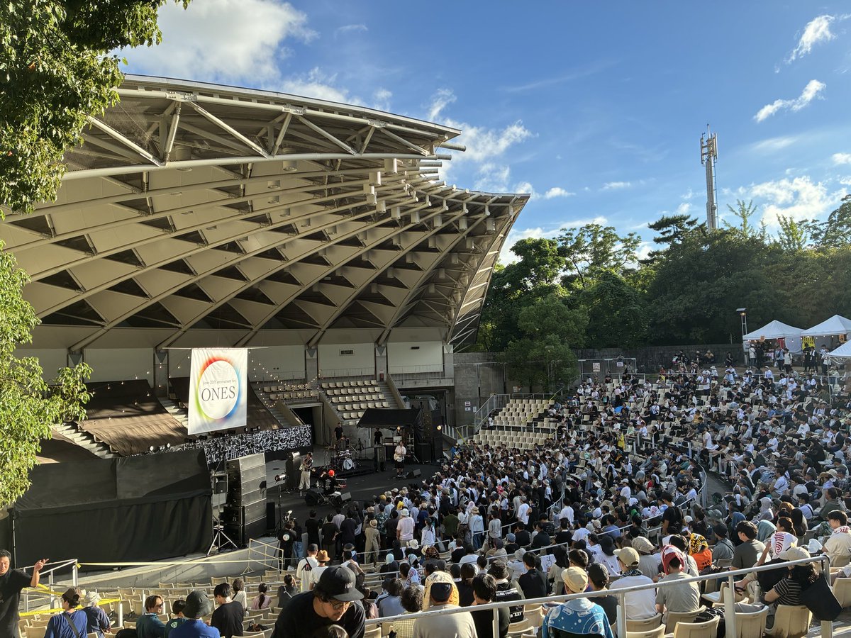 aonek_o's tweet photo. 遅ればせながら jizue 20th anniversary fes「ones」 の感想を。
jizue 20周年、ほんとにめでたい。
メンバーいろいろありながらも継続しているのが素晴らしい。
長く生きてると好きなバンドもいろいろあって続いてないことも多いわけで、続いてることだけでも素晴らしい。
→
#jizue20th https://t.co/I6GmqHnNBh