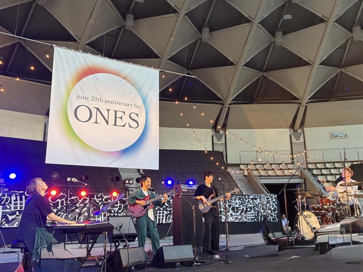 aonek_o's tweet photo. 遅ればせながら jizue 20th anniversary fes「ones」 の感想を。
jizue 20周年、ほんとにめでたい。
メンバーいろいろありながらも継続しているのが素晴らしい。
長く生きてると好きなバンドもいろいろあって続いてないことも多いわけで、続いてることだけでも素晴らしい。
→
#jizue20th https://t.co/I6GmqHnNBh