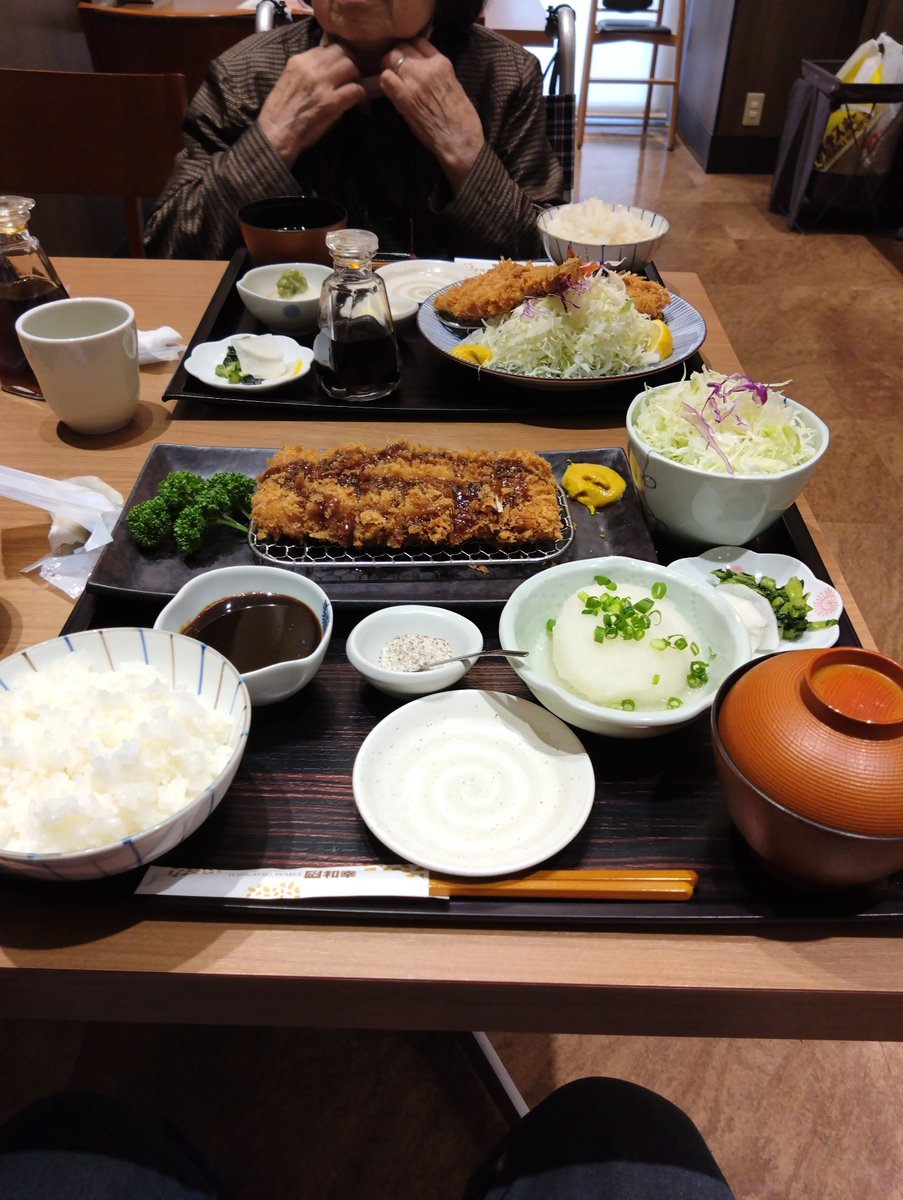kenmomen_bot's tweet photo. 16 番組の途中ですが 2024/12/09(月) 22:04:35.93 ID:hIomB1640
嫁と和幸行ってきたけどカツ丼にすれば良かった https://t.co/Dh8BPgbyEZ