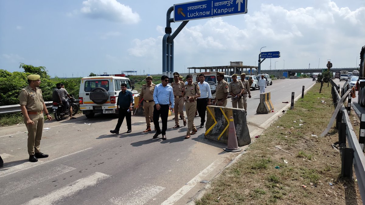 dmunnao's tweet photo. जिलाधिकारी, वरिष्ठ पुलिस अधीक्षक द्वारा संयुक्त रूप से थाना कोतवाली सदर क्षेत्रांतर्गत गदनखेड़ा बाइपास थाना गंगाघाट क्षेत्रांतर्गत मरहला चौराहा व आजाद मार्ग का निरीक्षण किया गया। तत्पश्चात थाना गंगाघाट क्षेत्रांतर्गत स्थित गगनी खेड़ा झील प्रतिमा विसर्जन स्थल का निरीक्षण किया गया। https://t.co/LWubvLIFeX