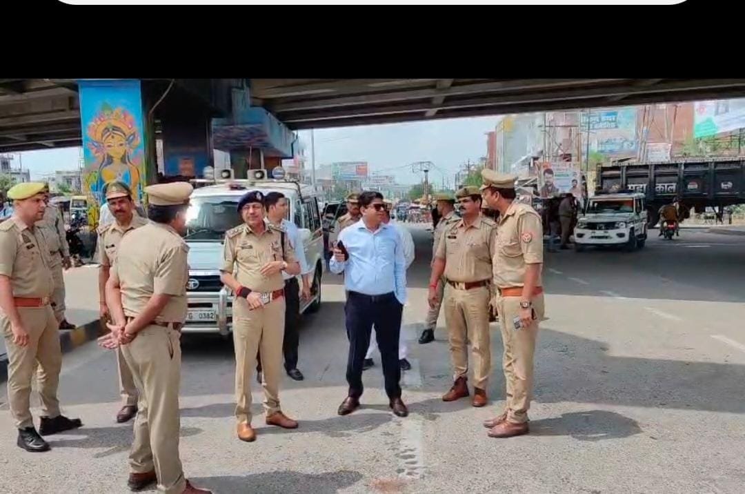 dmunnao's tweet photo. जिलाधिकारी, वरिष्ठ पुलिस अधीक्षक द्वारा संयुक्त रूप से थाना कोतवाली सदर क्षेत्रांतर्गत गदनखेड़ा बाइपास थाना गंगाघाट क्षेत्रांतर्गत मरहला चौराहा व आजाद मार्ग का निरीक्षण किया गया। तत्पश्चात थाना गंगाघाट क्षेत्रांतर्गत स्थित गगनी खेड़ा झील प्रतिमा विसर्जन स्थल का निरीक्षण किया गया। https://t.co/LWubvLIFeX