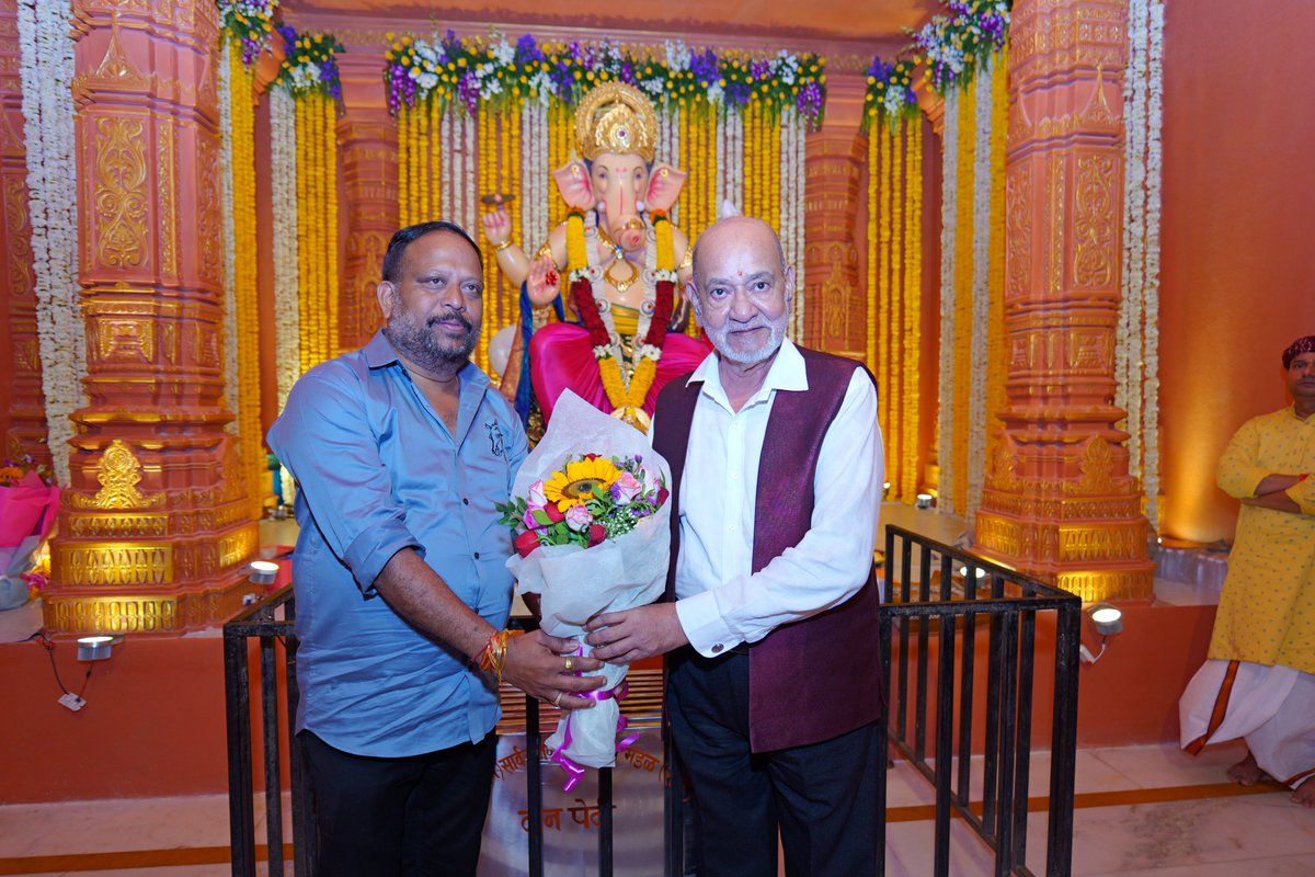 ShelarAshish's tweet photo. रिपाईचे राष्ट्रीय सचिव अविनाश महातेकर जी यांनी आमच्या वांद्रे पश्चिम सार्वजनिक गणेशोत्सव मंडळाला भेट देत गणरायाचे दर्शन घेतले.

#GanpatiBappaMorya #Ganeshotsav #GanpatiDarshan #AshishShelar https://t.co/Yts9ug8KAG