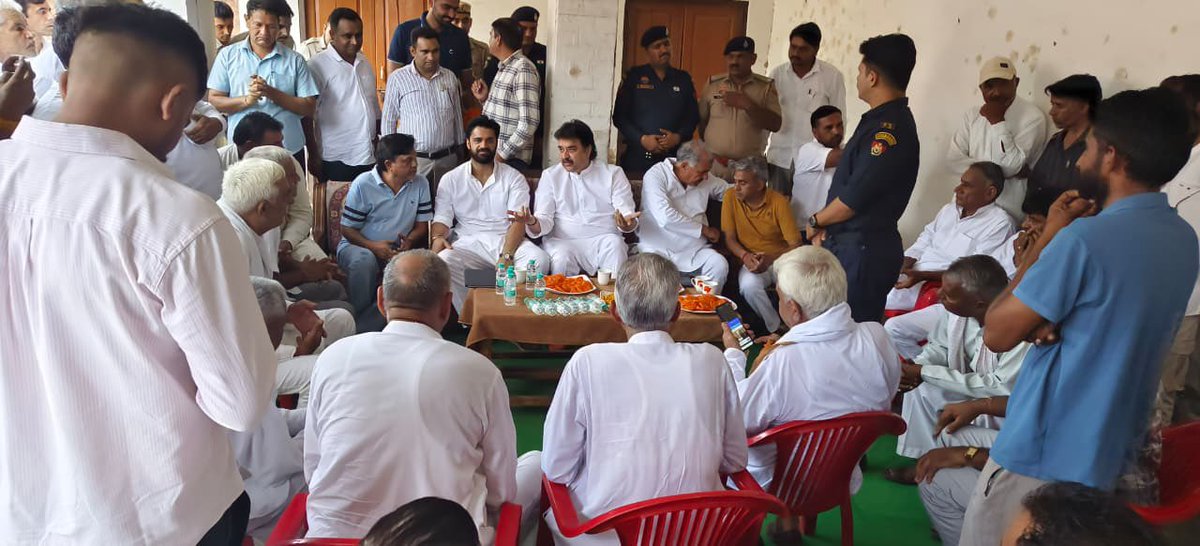 bishnoikuldeep's tweet photo. 1. आज भव्य बिश्नोई जी और भाई रणधीर पनिहार जी के साथ आदमपुर हलके के गांव किशनगढ़ और खारा बरवाला में आयोजित कई जलपान कार्यक्रमों में शिरकत की।

इस दौरान ग्रामीणों से आत्मीय मुलाकात हुई और गांवों में चल रहे विकास कार्यों एवं जनहित से जुड़े विभिन्न विषयों पर विस्तृत चर्चा की। ग्रामीणों के सुझावों और समस्याओं को गंभीरता से सुना तथा कई अहम विषयों पर आपसी विचार साझा किए।

इसके बाद शाम को हिसार स्थित आवास पर आम जनमानस की समस्याएं सुनीं और उनके समाधान का प्रयास किया।

जनसेवा, जनसंवाद और क्षेत्र के विकास का यह सिलसिला निरंतर जारी रहेगा। 🙏🏻