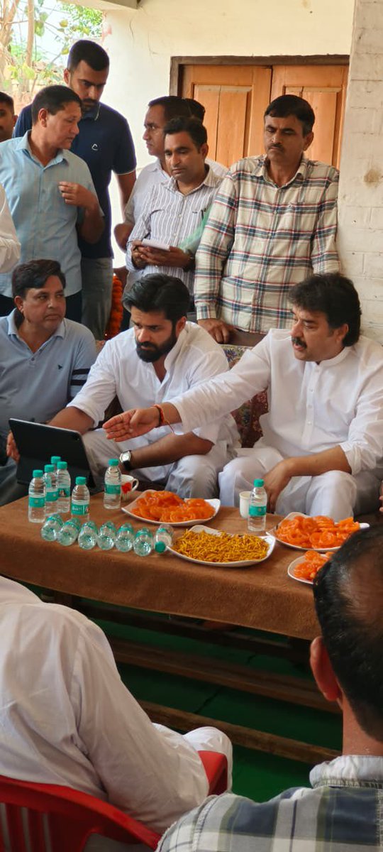 bishnoikuldeep's tweet photo. 1. आज भव्य बिश्नोई जी और भाई रणधीर पनिहार जी के साथ आदमपुर हलके के गांव किशनगढ़ और खारा बरवाला में आयोजित कई जलपान कार्यक्रमों में शिरकत की।

इस दौरान ग्रामीणों से आत्मीय मुलाकात हुई और गांवों में चल रहे विकास कार्यों एवं जनहित से जुड़े विभिन्न विषयों पर विस्तृत चर्चा की। ग्रामीणों के सुझावों और समस्याओं को गंभीरता से सुना तथा कई अहम विषयों पर आपसी विचार साझा किए।

इसके बाद शाम को हिसार स्थित आवास पर आम जनमानस की समस्याएं सुनीं और उनके समाधान का प्रयास किया।

जनसेवा, जनसंवाद और क्षेत्र के विकास का यह सिलसिला निरंतर जारी रहेगा। 🙏🏻