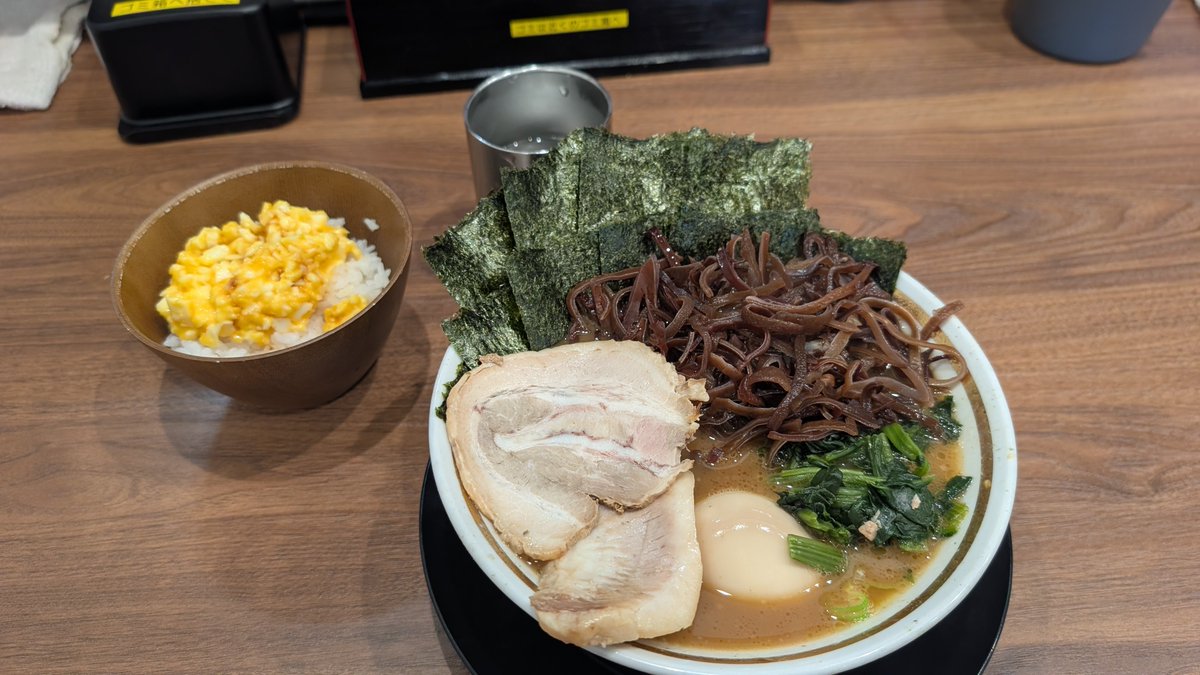 flyman5202's tweet photo. 今日のランチ
山形県山形市
王道家直伝 との丸家
直伝ラーメン きくらげトッピング
卵まぶし飯 https://t.co/OUk3HD6rSF