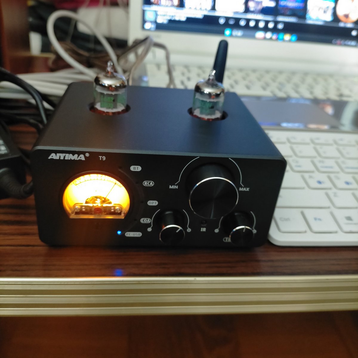 Goose350450's tweet photo. 古いパソコンもらったので活用、USB入力できる小型アンプ接続した、サブウーファー接続できるみたいなんとケーブルの整理はまた https://t.co/Hkc7624n7b