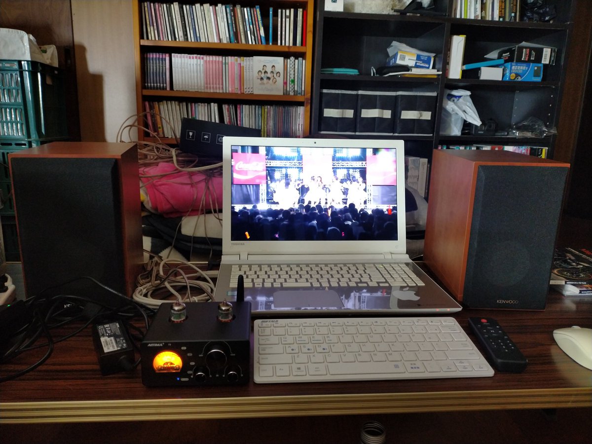 Goose350450's tweet photo. 古いパソコンもらったので活用、USB入力できる小型アンプ接続した、サブウーファー接続できるみたいなんとケーブルの整理はまた https://t.co/Hkc7624n7b