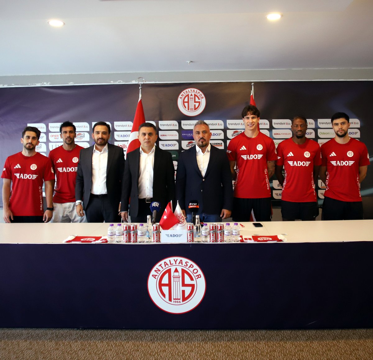 Antalyaspor's tweet photo. Kadromuza katılan yeni futbolcularımız Fotis Pseftis, Ömer Faruk Beyaz, Arif Kocaman, Nuno Da Costa ve Samet Yalçın için imza töreni düzenledik! ✍️

Camiamıza hayırlı olmasını diliyor, oyuncularımıza kırmızı-beyaz formamızla başarılar diliyoruz.

🔗 Haberin detayları için: https://t.co/epzjbDI0io