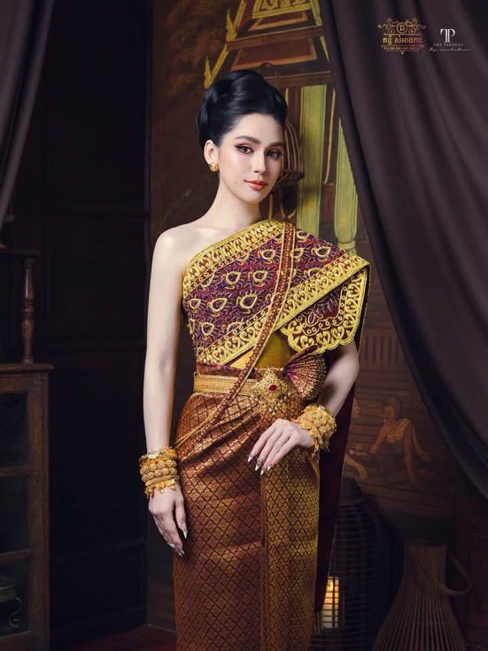 OBvlogs's tweet photo. This is Khmer elegance. Not a copy. ���🇰🇭

Look at this.

The gold work. The sbai. The posture. The grace.

This is not just a beautiful dress.

This is Khmer heritage worn with pride.

Our ancestors carved this beauty into stone at Angkor.

Today it still lives on Khmer women.

This is Cambodia.

This is our identity.

Tag a Khmer queen who needs to see this 👑

Drop a 🔥 if this made you proud.

#KhmerPride #Cambodia #TraditionalKhmer #KhmerHeritage #ApsaraSpirit