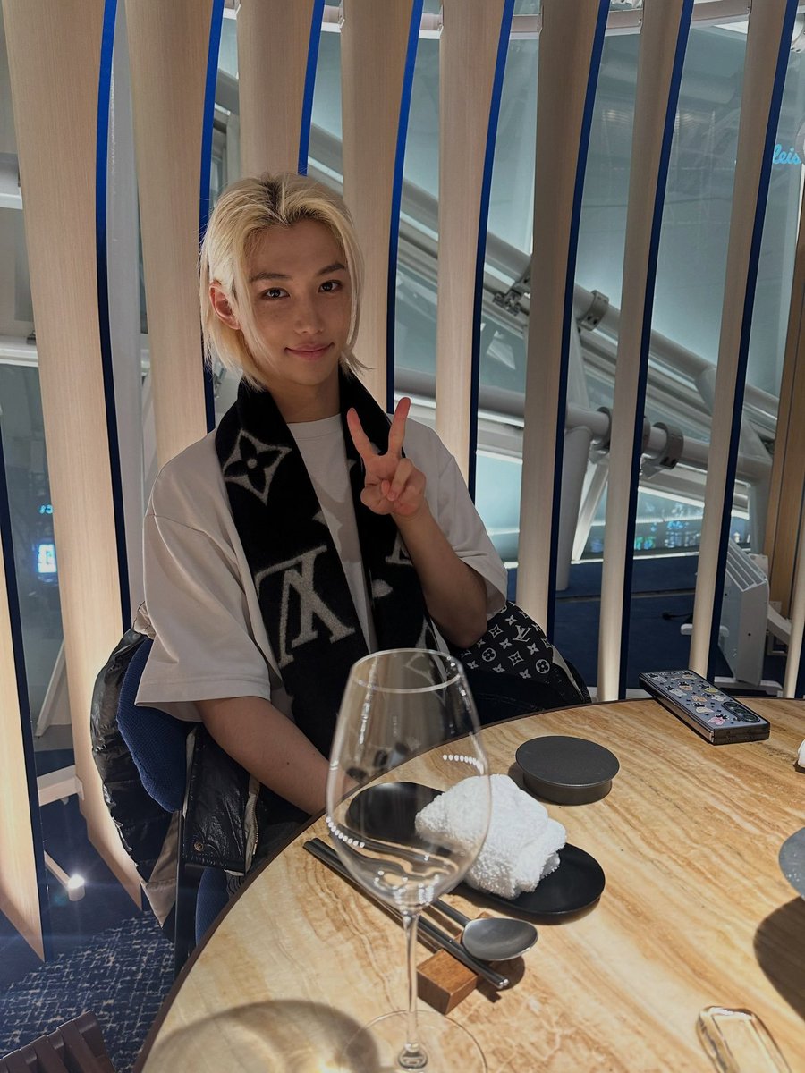 meepknow's tweet photo. felix's mom taking these pics makes so much sense because all of them have that look of "smile for the camera ☺️🩷". Ahdjidjejf so cute https://t.co/paWe6AT5fe