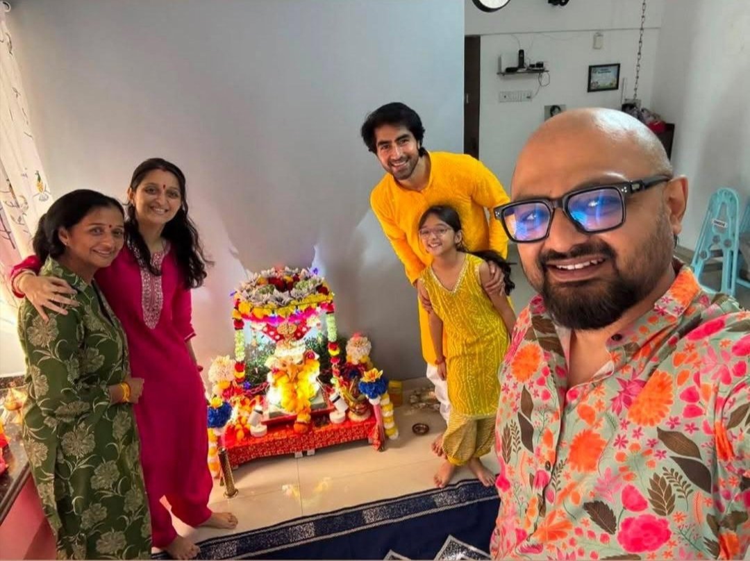 synthenwavly4's tweet photo. Rooh and her Poppy celebrating Ganpati together, soaking in all the love, warmth and festive joy, will be the sweetest thing ever. 

Little giggles and their precious bond what more could I ask for?

P.S. Why don’t I see any colourful socks this time? 😭

#HarshadChopda #HCians https://t.co/Y7hkrxFdwC