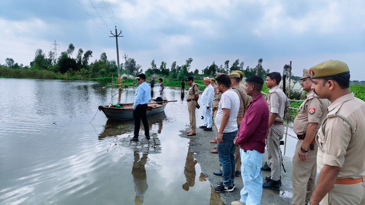 dmunnao's tweet photo. जिलाधिकारी, वरिष्ठ पुलिस अधीक्षक द्वारा संयुक्त रूप से थाना कोतवाली सदर क्षेत्रांतर्गत गदनखेड़ा बाइपास थाना गंगाघाट क्षेत्रांतर्गत मरहला चौराहा व आजाद मार्ग का निरीक्षण किया गया। तत्पश्चात थाना गंगाघाट क्षेत्रांतर्गत स्थित गगनी खेड़ा झील प्रतिमा विसर्जन स्थल का निरीक्षण किया गया। https://t.co/LWubvLIFeX