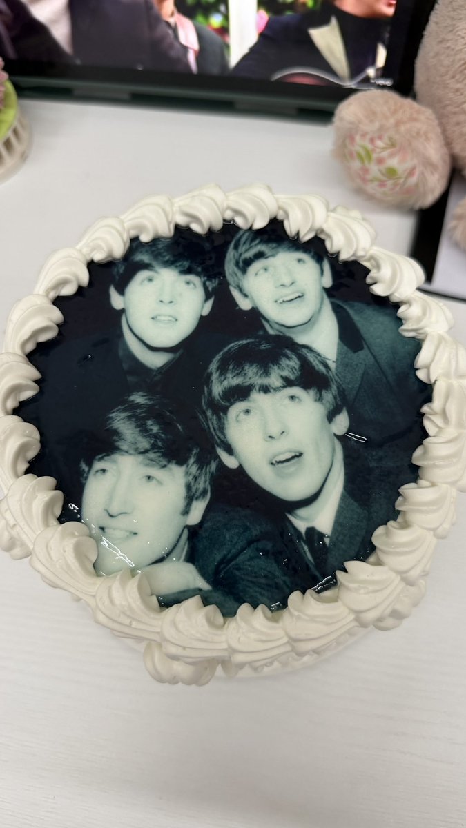TulseLuperr's tweet photo. BEATLES CAKE!!!

(They are green because purple ringo to them  😳😳😳) https://t.co/MLK820AsHt