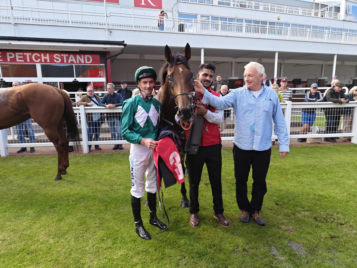 Redcarracing's tweet photo. Mixed emotions for owner Nick Crummack as Cosmos Raj wins Race 3 for @omeararacing &amp; Danny Tudhope. Nick's wife, Wendy, is one of the 'Trendy Ladies' who owns stablemate Pisanello who finished 10th.
"I was more concerned that mine beat hers!" said Nick in the winner's enclosure. https://t.co/xxsSparmJx
