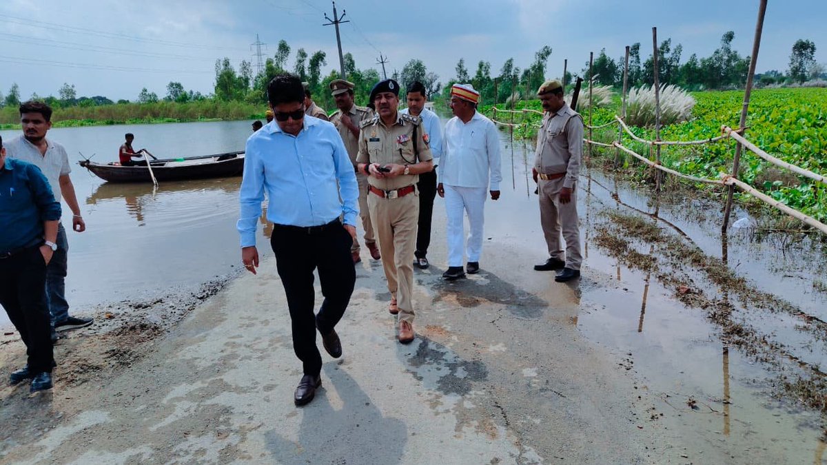 dmunnao's tweet photo. जिलाधिकारी, वरिष्ठ पुलिस अधीक्षक द्वारा संयुक्त रूप से थाना कोतवाली सदर क्षेत्रांतर्गत गदनखेड़ा बाइपास थाना गंगाघाट क्षेत्रांतर्गत मरहला चौराहा व आजाद मार्ग का निरीक्षण किया गया। तत्पश्चात थाना गंगाघाट क्षेत्रांतर्गत स्थित गगनी खेड़ा झील प्रतिमा विसर्जन स्थल का निरीक्षण किया गया। https://t.co/LWubvLIFeX