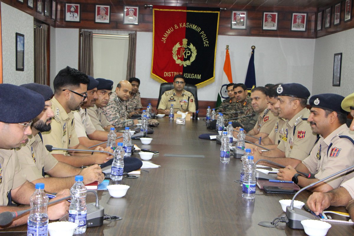 policekulgam's tweet photo. SSP Kulgam chaired a #Joint security review meeting for the better #Coordination between #Security forces & to assess the overall security scenerio in the district at DPO Kulgam with the officers of Police, Army and CRPF. @JmuKmrPolice @KashmirPolice @DigSkr @AnayatAliIPS https://t.co/d7ILKXOFY3