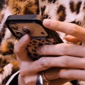 myu_kookv's tweet photo. Even his phone case has a leopard print! 🐆
Tete, you're truly a diva 😭 https://t.co/5PfZSlGH5w