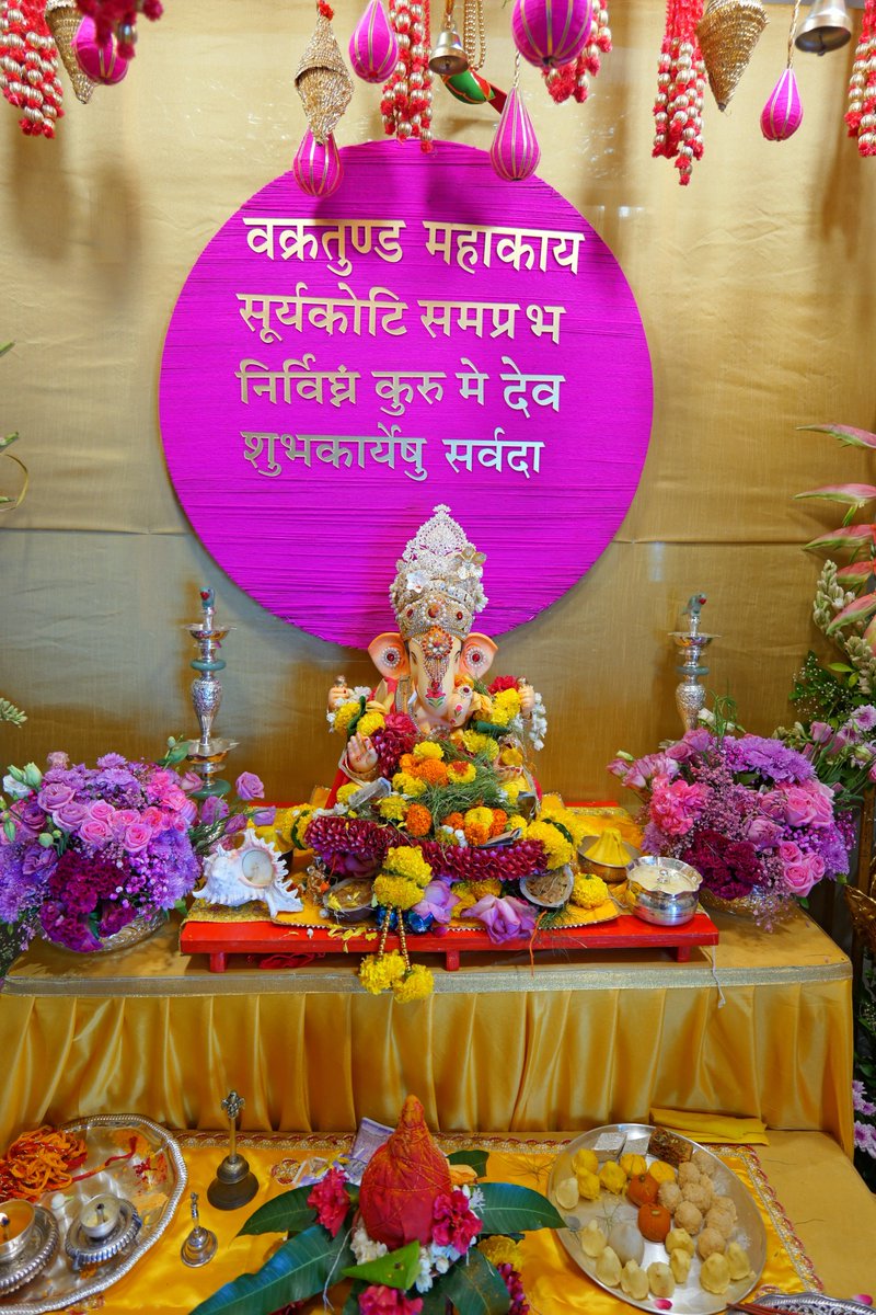 ShelarAshish's tweet photo. Visited MeghaShrey's Seema Singh Ji's residence to seek the blessings of Ganpati Bappa. Spent some time with the family, took darshan and partook some prasad.

#GanpatiBappaMorya #Ganeshotsav #GanpatiDarshan #AshishShelar https://t.co/m8a3GIDhAC