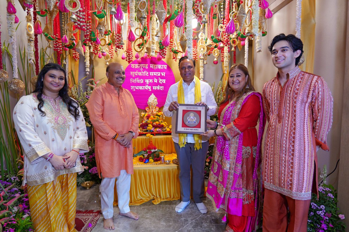 ShelarAshish's tweet photo. Visited MeghaShrey's Seema Singh Ji's residence to seek the blessings of Ganpati Bappa. Spent some time with the family, took darshan and partook some prasad.

#GanpatiBappaMorya #Ganeshotsav #GanpatiDarshan #AshishShelar https://t.co/m8a3GIDhAC