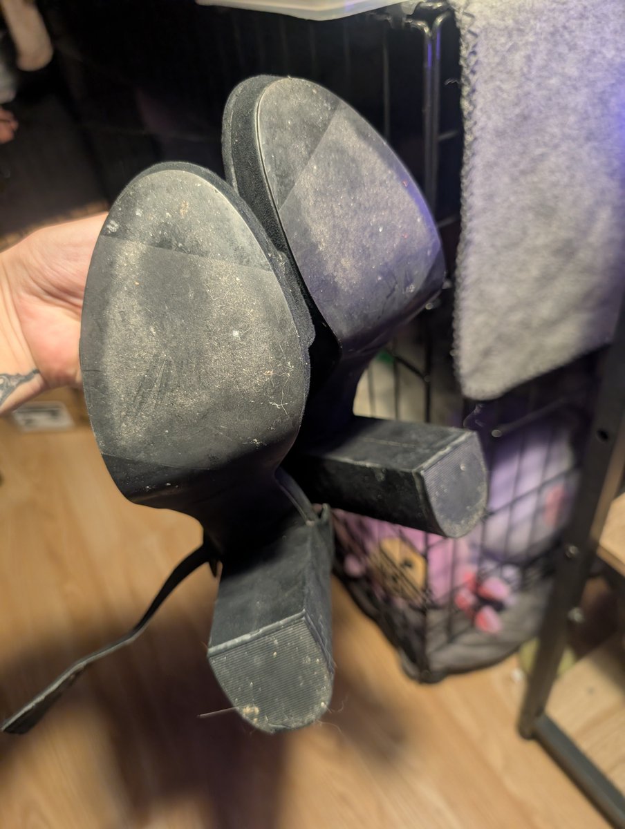 SCP_Daria's tweet photo. Encore des chaussures que je ne porte plus 😩 Faire le tri avant le déménagement hihi https://t.co/eFbqDym1xd