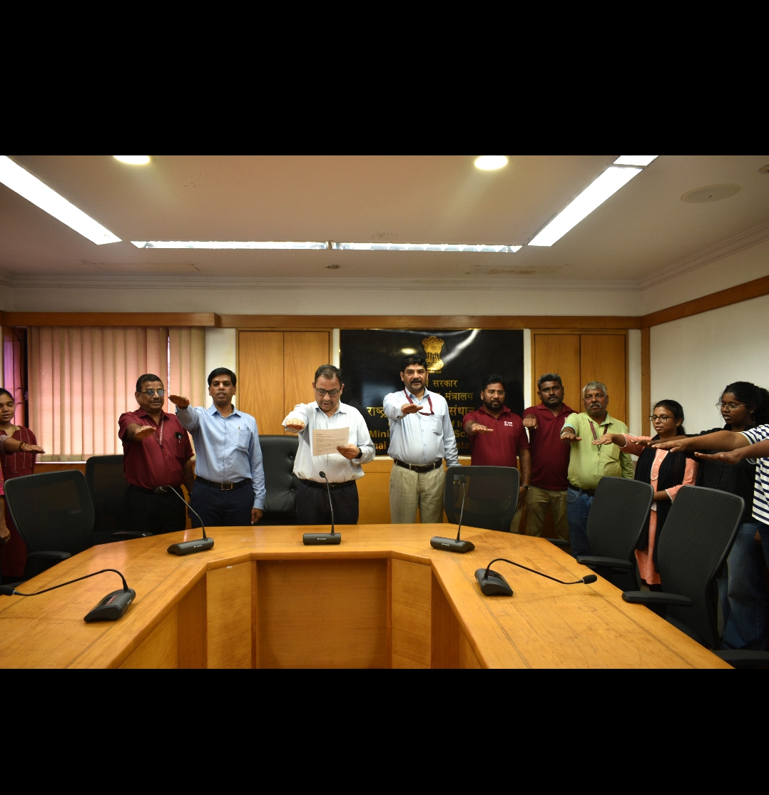 CentreCoastal's tweet photo. NCCR, MoES held the Swachh Sagar Surakshit Sagar 5.0 Pledge. Dr. R.S. Kankara, Director, administered the pledge, joined by 50+ staff &amp; students, reaffirming the commitment to clean coasts and healthy oceans.
#SSSS5 #NCCR #MoES https://t.co/vE6DscESIi