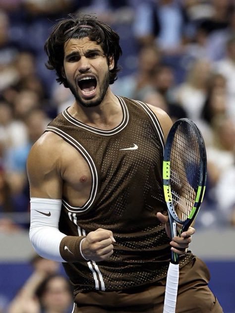 1GAandVBfreak's tweet photo. The funniest thing is that Carlos' nipple made more noise than Zverev's slam https://t.co/OmJMfYAd4F