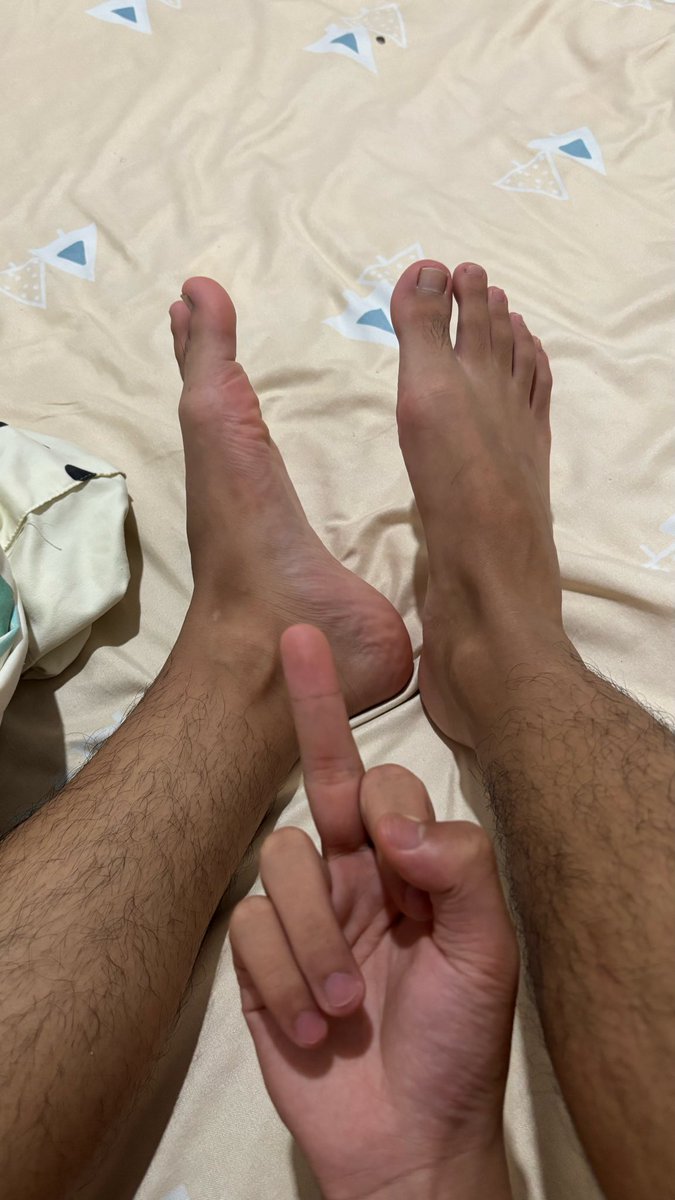 wowwowsos's tweet photo. 傻逼儿子 看见你爹的脚是不是下面的废屌又立了 草你吗的傻逼  想不想舔爹的原味大脚  对着爹爹脚🐍出来  有没有🏧给爹吐点金币。#直男 #原味 #S  #爹 #上贡 #ATM #傻逼 #白袜 #直男爹 https://t.co/aCXlpauLmE