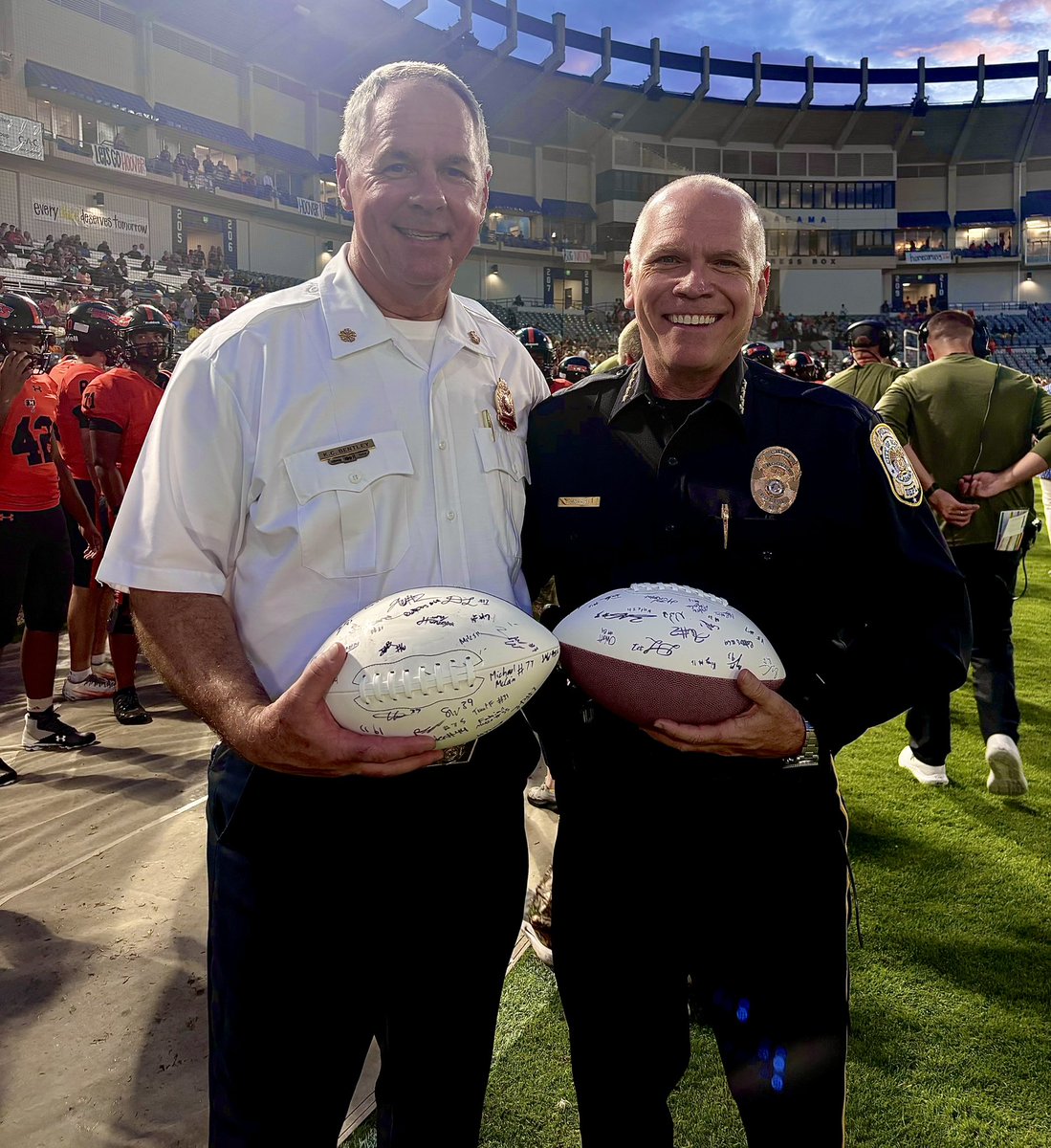 HooverPD's tweet photo. πΊπΈ Last Friday night, Hoover High School honored Hoover Police & Fire in recognition of 9/11.
Chiefs Clay Morris and Clay Bentley served as Honorary Captains for the coin toss, with personnel honored on the field.
Special thanks to @HooverHighBucs !
#HooverPD #NeverForget https://t.co/kPfvTnT007