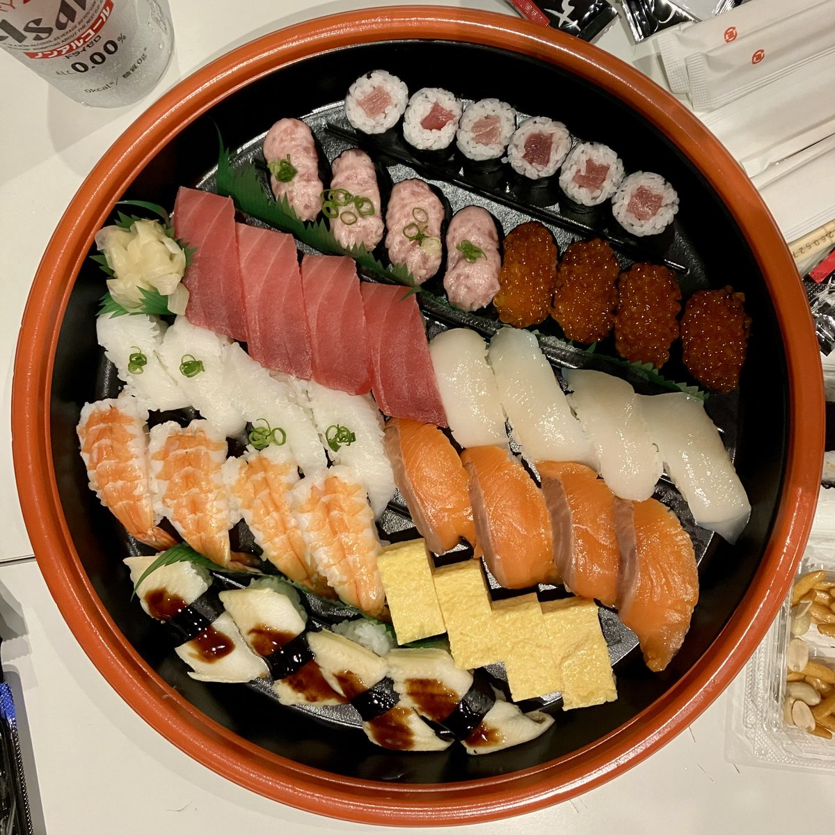 ten_nas's tweet photo. 誕生日会をやっていただきました☺️
今年はなんと我が聖地にしてホームグラウンド、アトリエ三軒茶屋さんが会場を提供してくださいました‼️

ご参加いただいた皆様、お祝いメッセージをくださった皆様、誠にありがとうございます❣️❣️❣️

ステージ４の咽頭がん発覚から6年。清志郎さんと同じ歳になりました。まだまだ58歳児です。これからもどうぞヨロシク🧸

天才ナカムラスペシャル（本名たく）