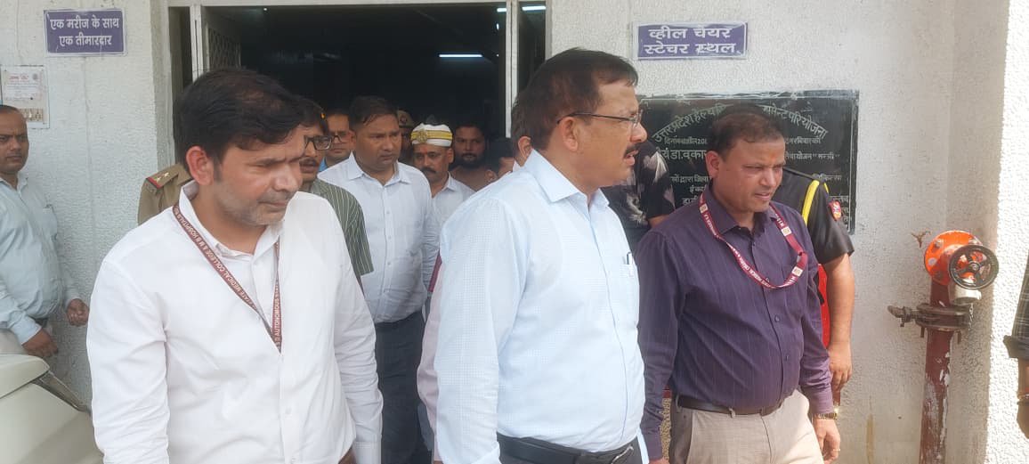 GlobalNewslndia's tweet photo. #बहराइच : DM ने किया महर्षि बालार्क चिकित्सालय का औचक निरीक्षण। चिकित्सालय में OPD, इमरजेंसी, चिल्ड्रेन वार्ड, दवा वितरण व पंजीकरण काउंटर का निरीक्षण किया। DM ने टोकन व्यवस्था लागू करने, बेंचें बढ़ाने व साफ-सफाई बेहतर रखने के निर्देश दिए।

#Bahraich #DMInspection @DMBahraich https://t.co/qQj2z3pqhC