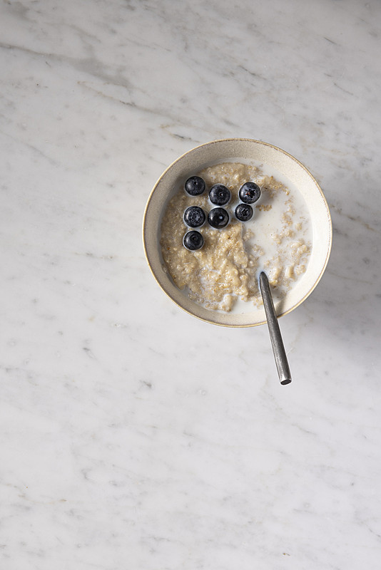 AnaIrene10's tweet photo. [Homemade oatmeal with fresh blueberries u0026 a dash of honey for a cozy morning—fuel that tastes like a hug ]， https://t.co/v0rHPlzkcq