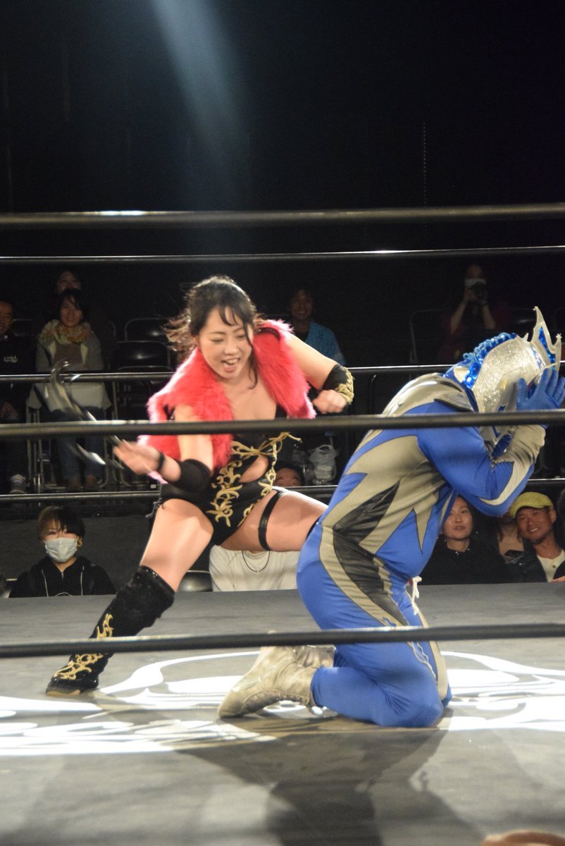 hakuinko1113's tweet photo. 私にとっても最後の新宿FACEでした！
選手としてもリングアナウンサーとして立たせていただいた会場🎤💐

本当にありがとうございました‼️

本日の興行はツイキャスで見れます！ぜひ会場来た方も来れなかった方もみてください🙏

懐かしい写真を😂🔻

#pw_secretbase
#リングアナウンサー
#白いんこ https://t.co/wLKDqXXKo6
