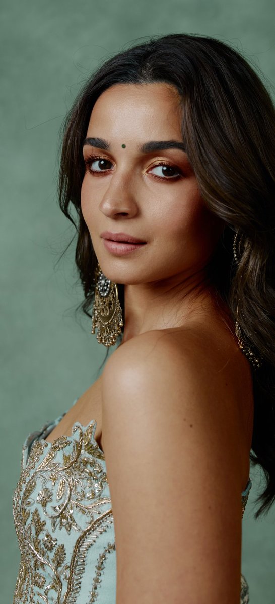 Justfap18's tweet photo. Alia lanja 🥵 em unnave marriage ayyaka gudilo devudi theertham🥛 ah leka veeryam 💦 thaguthunava ni face chusthe spot lo lesthundhi kadhe modda pooja room lo amma pakkana kurchuni unna nee pics chusthe akkade lechindhi amma na thighs patukuni undhi  inka gattiga lechindhi🍌💦 https://t.co/G93uDmZX8v