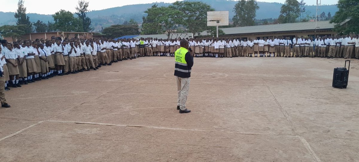 NyarugengeV's tweet photo. Urubyiruko rw'Abakorerabushake mu Murenge wa Mageragere basuye ikigo cy'ishuri cya Butamwa,baganiriza abanyeshuri ingaruka z'ibiyobyabwenge,babagira inama zo kubyirinda kugira ngo bige neza, batsinde ndetse bazavemo abantu bazima.

@RwandaYouthVol1  @KubanaRichard  @Rwandapolice https://t.co/SvYYbtbKDN