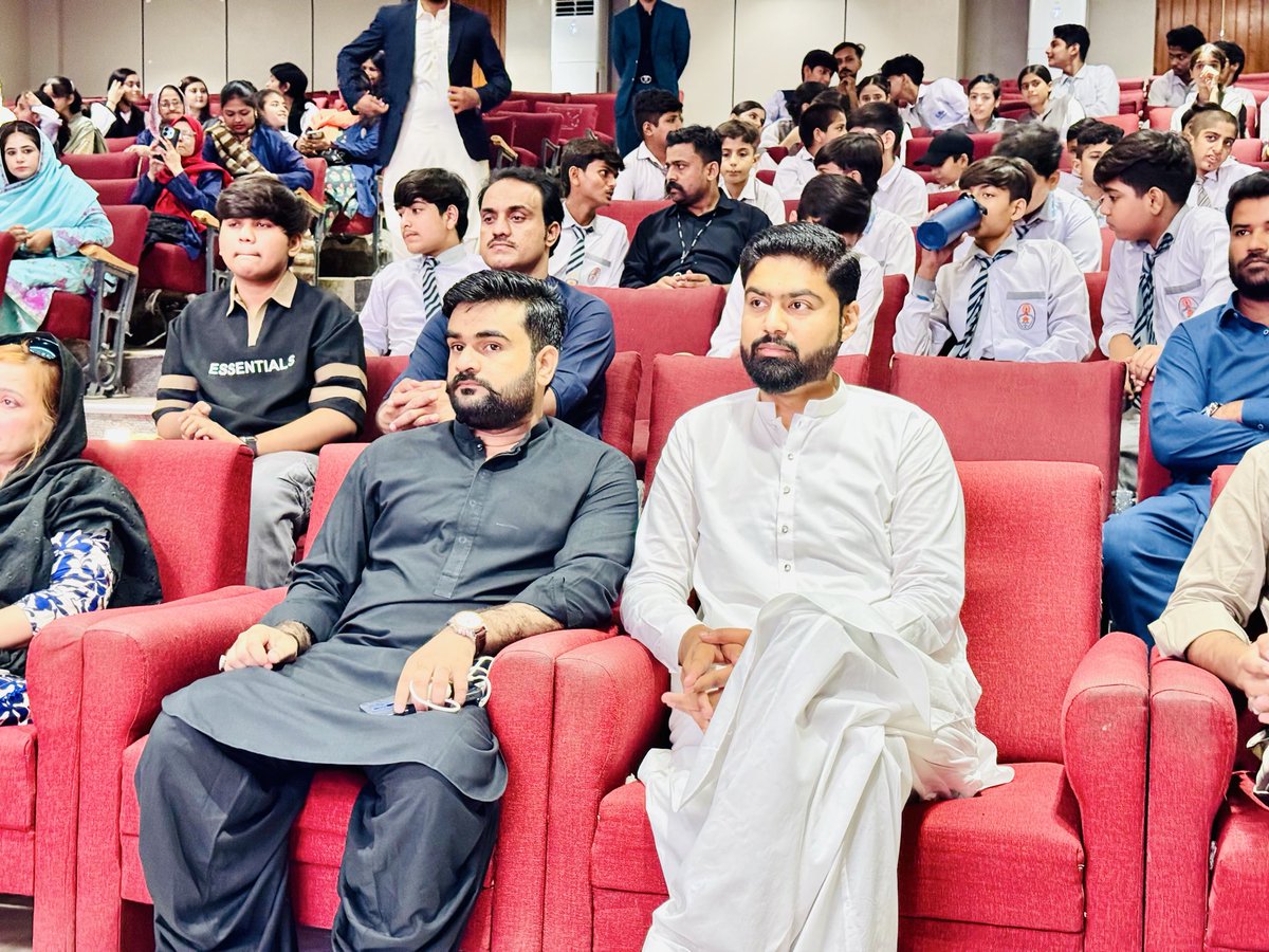 nypsindh's tweet photo. حیدرآباد: جنون وینچر کی جانب سے ممتاز مرزا اسٹیڈیم حیدرآباد میں عزمِ دفاع پاکستان کے عنوان سے شاندار تقریب کا انعقاد کیا گیا۔

تقریب میں میئر حیدرآباد کاشف شورو اور اُن کے ہمراہ نیشنل یوتھ پارلیمنٹ سندھ کے صدر عبدالرحمان ھالیپوٹو نے خصوصی شرکت کی۔
#NationalYouthParliament https://t.co/oz3bINlkXM