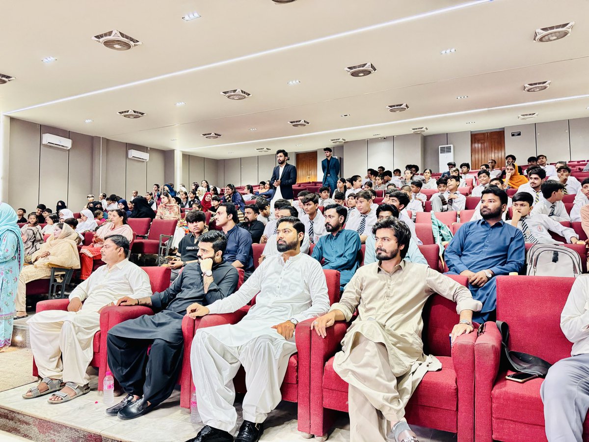 nypsindh's tweet photo. حیدرآباد: جنون وینچر کی جانب سے ممتاز مرزا اسٹیڈیم حیدرآباد میں عزمِ دفاع پاکستان کے عنوان سے شاندار تقریب کا انعقاد کیا گیا۔

تقریب میں میئر حیدرآباد کاشف شورو اور اُن کے ہمراہ نیشنل یوتھ پارلیمنٹ سندھ کے صدر عبدالرحمان ھالیپوٹو نے خصوصی شرکت کی۔
#NationalYouthParliament https://t.co/oz3bINlkXM