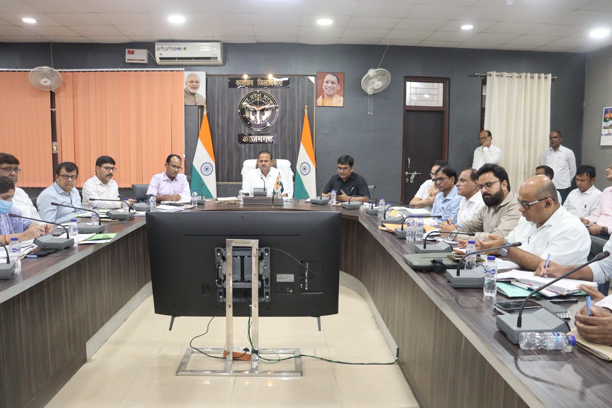 dmazamgarh's tweet photo. आज सीएम डैशबोर्ड पर अगस्त-2026 की राजस्व एवं विकास कार्यों की समीक्षा की गई।

अधिकारियों को फैमिली आईडी तेजी से बनाने, सभी पात्र व्यक्तियों को योजनाओं का समयबद्ध लाभ दिलाने तथा निर्माणाधीन परियोजनाओं को गुणवत्तापूर्ण ढंग से समयसीमा में पूर्ण कराने के निर्देश दिए गए। https://t.co/WZq1hqOiLs