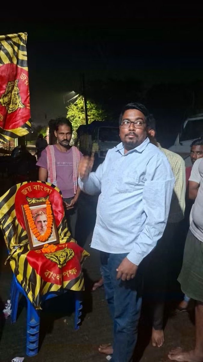 GargaC's tweet photo. বাংলা পক্ষর পশ্চিম বর্ধমান জেলা সংগঠনের রানীগঞ্জ ও জামুরিয়ার সহযোদ্ধারা বাঙালির কথাশিল্পী শরৎচন্দ্র চট্টোপাধ্যায়ের জন্মদিন পালন করে।
"শরতের সাহিত্য শুধু বিনোদন নয়, তা মানবচরিত্রের গভীর আলো-আঁধারির এক জীবন্ত দলিল। জন্মবার্ষিকীতে স্মরণে, শ্রদ্ধায় অমলিন আমাদের প্রিয় কথাশিল্পী।" https://t.co/UsMvR4izU6
