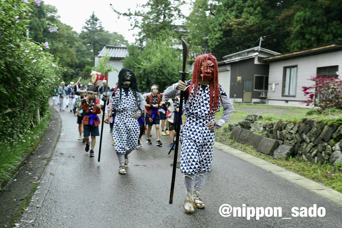 nippon_sado's tweet photo. 今日、雨の中☔佐渡・赤泊徳和祭りが行われました。大獅子も出たそうですが、残念ながら会えませんでした。鬼太鼓の皆さんの門付について歩きました。本当にカッコいい🤩
#佐渡
#祭り
#徳和祭り
#鬼太鼓 https://t.co/wRC4c13G2D