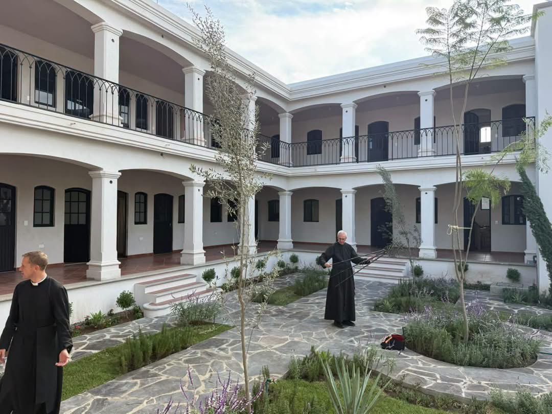 SoyDeLeon_Mx's tweet photo. Retiro de sacerdotes de la FSSPX del Distrito de México, en Zapotiltic, Jalisco. 

25 sacerdotes, estrenando la Casa de Retiros San Rafael.

¡Que Dios le pague al Padre Gensbittel su hospitalidad y a todos los fieles que ayudaron para la realización de este retiro! https://t.co/qSHfmy5ovu