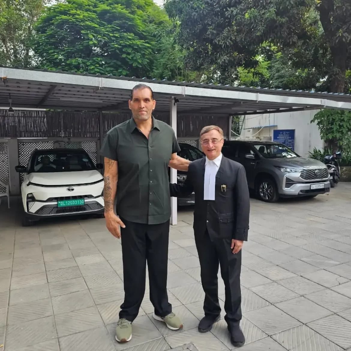 VTankha's tweet photo. It’s always nice to catch up with @greatkhali. But felt a dwarf standing next to him. He has an interesting life story !! https://t.co/GY6qkrnQV4
