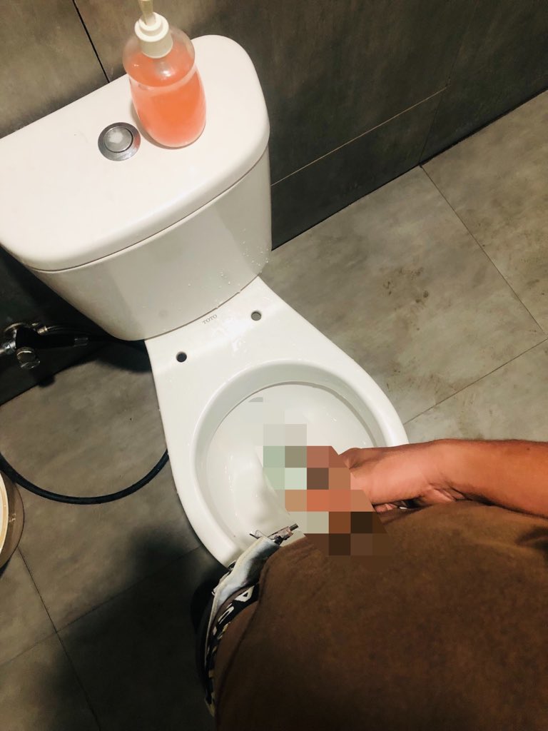 Manusia_5ilver's tweet photo. Sange di tempt nongkrong ahirnya ke wc 🫣 https://t.co/BJQ3bjyVZd