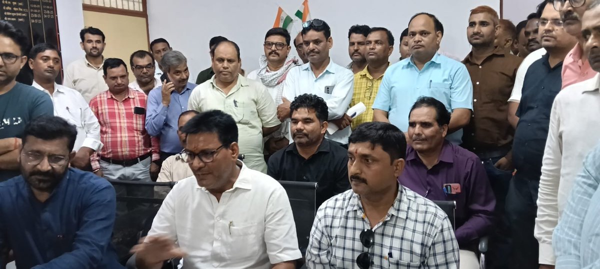 uppsssultanpur's tweet photo. लेखाधिकारी को चेतावनी के साथ दिया गया ज्ञापन यदि 21 सितंबर तक हमारे शिक्षकों का कार्य सम्पन्न नहीं हुआ तो घेराव और धरना प्रदर्शन होगा जिसकी सम्पूर्ण जिम्मेदारी कीलेखाधिकारी होगी
@dmsultanpur @CdoSultanpur @SultanpurBSA @myogiadityanath @UPPSS1921 @thisissanjubjp @DrDCSHARMAUPPSS https://t.co/qtN3W9pR3U