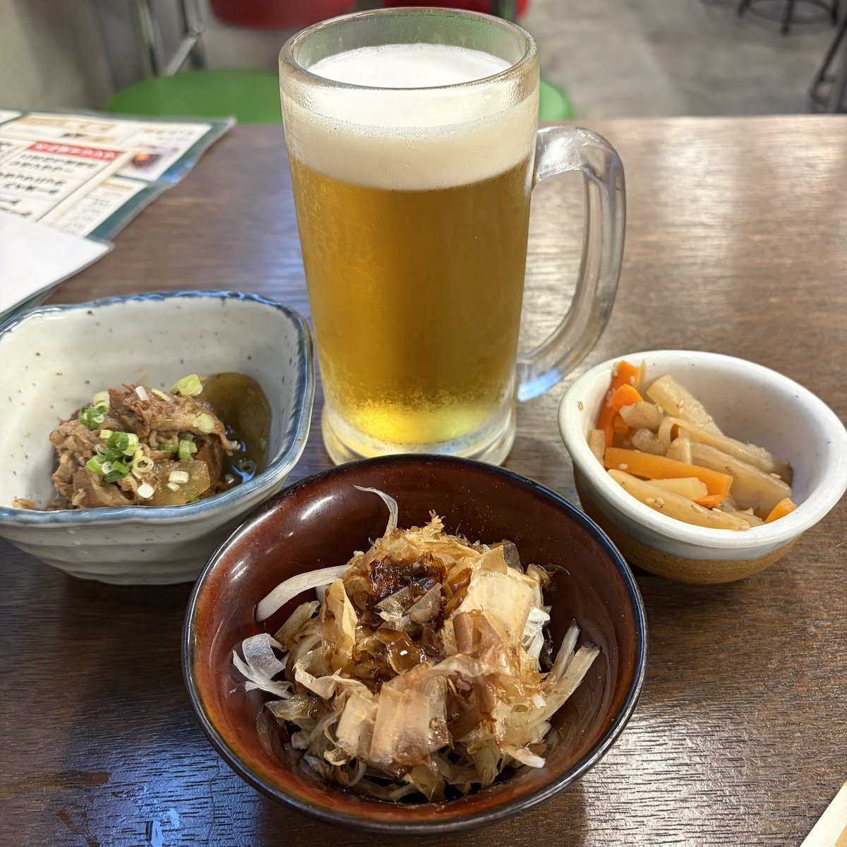 acala_naatha's tweet photo. お疲れ様でした！今日も野毛飲み🍻

以前訪れた「ただ乃屋」さんで、まずはちょい飲みセットからスタート。
1430円でこのボリュームは満足度が高すぎます…！

案の定お酒が足りなくなってホッピーを追加。
ごちそうさまでした！ https://t.co/1fSmz6agSW